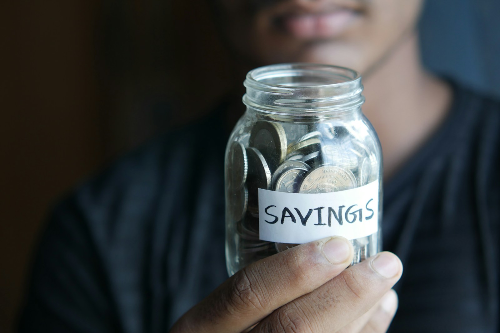 대출 나침반: 변동성 시대, 잃지 않는 차입의 기준 만들기 5 a man holding a jar with a savings label on it