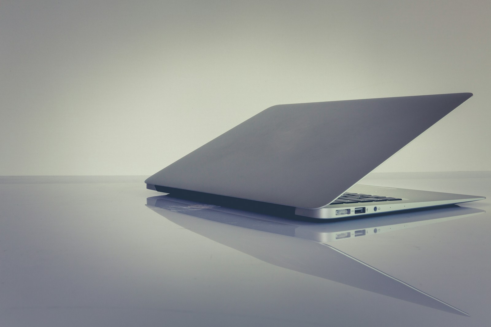 온라인 망토 벗기기: 브라우저 핑거프린트로 알아보는 디지털 흔적 6 white and black laptop computer